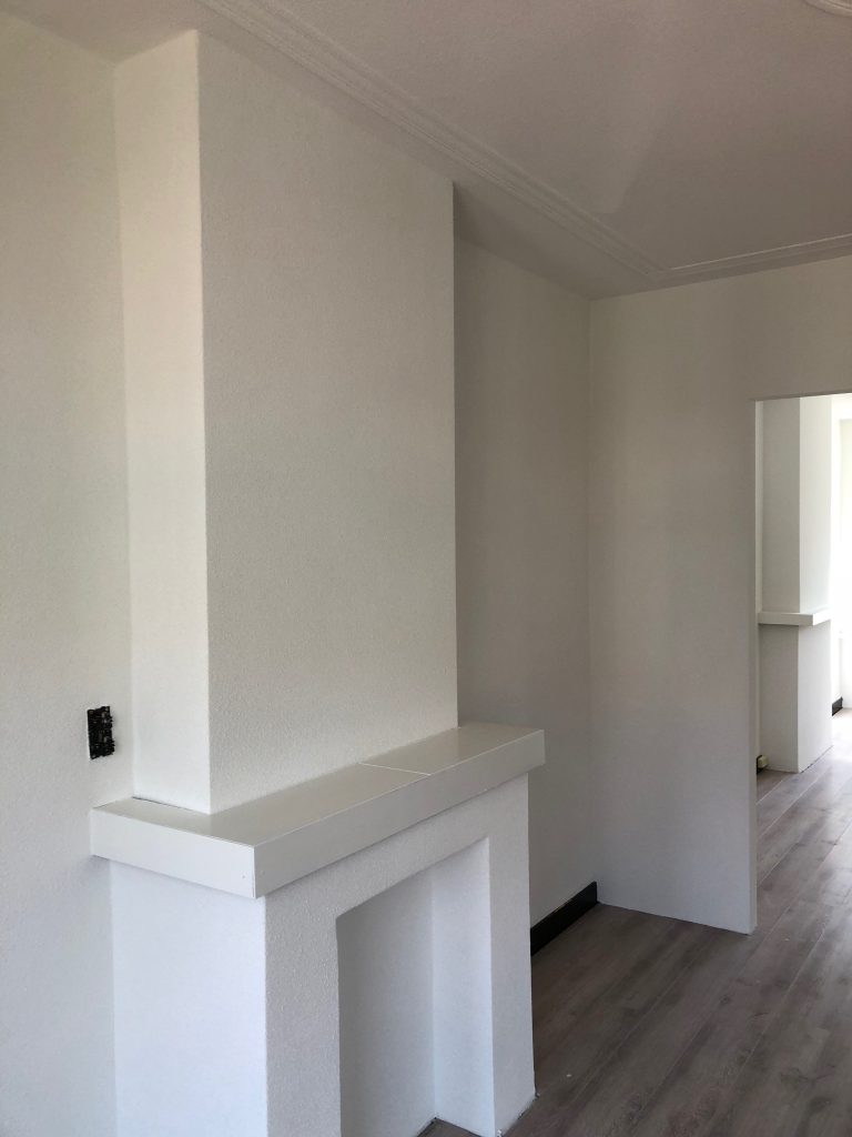 Schouw, wanden en plafond afgewerkt met wit spackspuitwerk