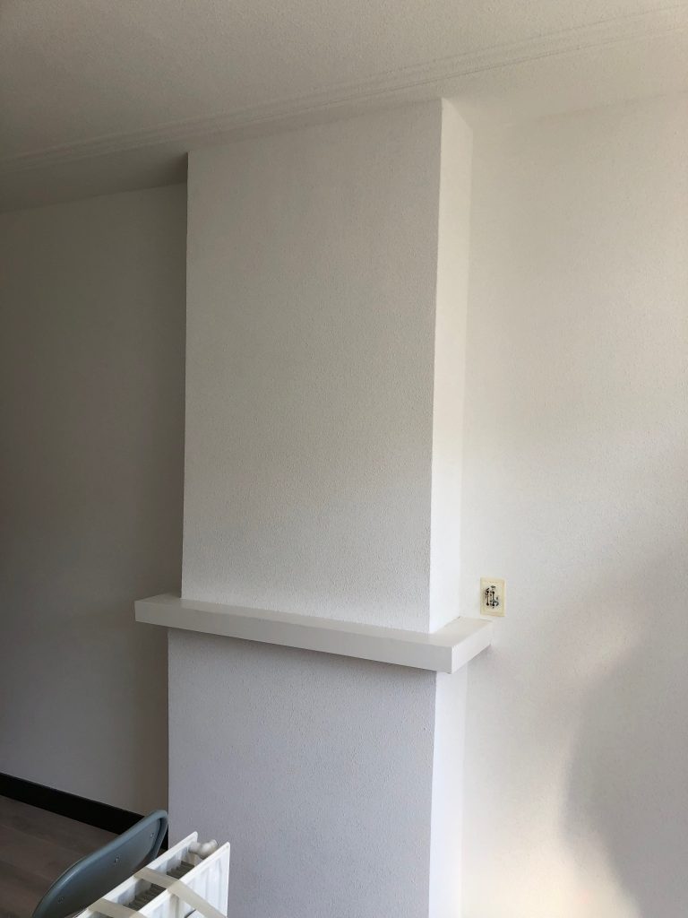 Gelijkmatig met spack afgewerkte schouw en wand