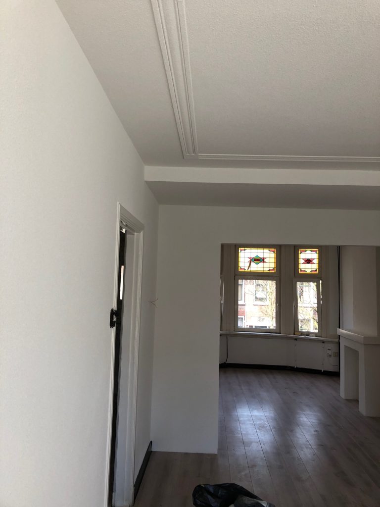 Eindresultaat spackspuitwerk in woonkamer van appartement in Schiedam