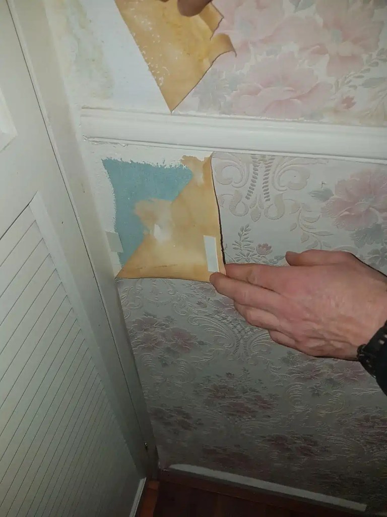 Verwijderen van meerdere oude behanglagen in appartement Schiedam