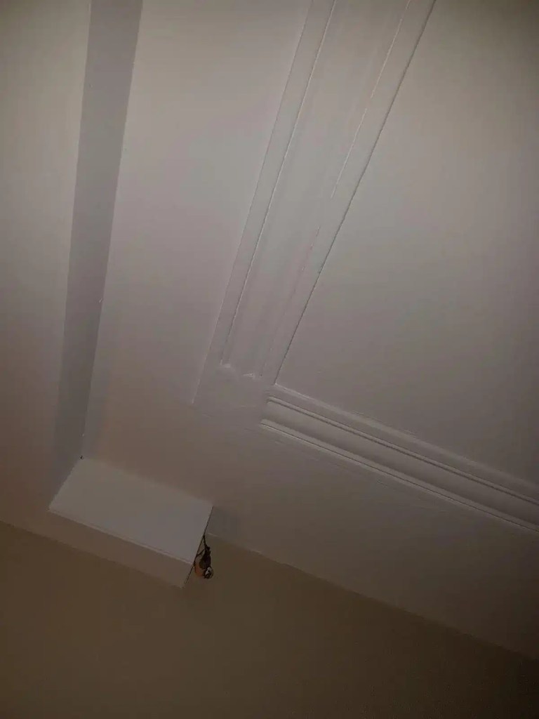 Oud plafond met sierlijsten vóór reparatie en spackspuiten in Schiedam