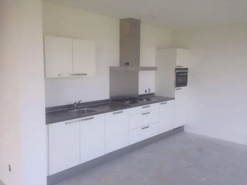 Keuken van nieuwbouwwoning in Krimpen aan den IJssel na het spackspuiten van de wanden